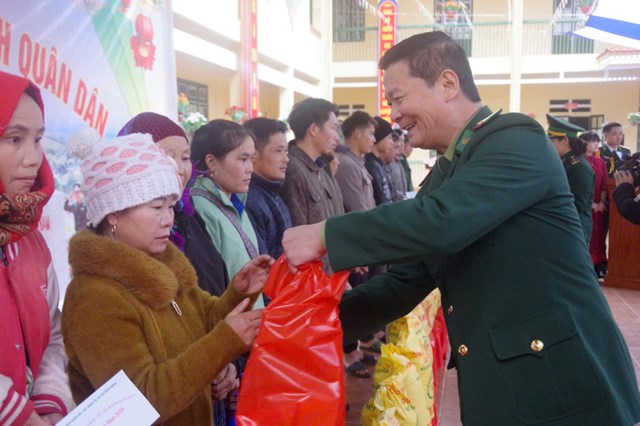 BĐBP tỉnh Lào Cai mang mùa xuân đến với đồng bào biên giới  - Ảnh 3