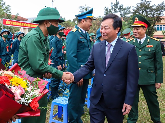 Chủ tịch UBND tỉnh Bùi Văn Quang tặng hoa, động viên các tân binh lên đường nhập ngũ.