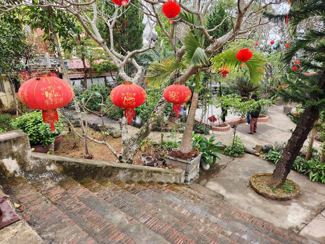 Kh&ocirc;ng gian xung quanh ch&ugrave;a được bao bọc bởi cảnh quan thi&ecirc;n nhi&ecirc;n y&ecirc;n b&igrave;nh, mang lại cảm gi&aacute;c thanh thản v&agrave; an lạc cho những người gh&eacute; thăm.