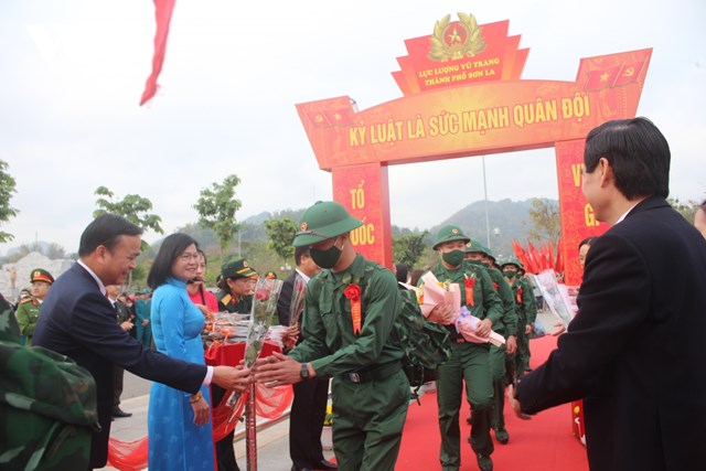 Lãnh đạo tỉnh và thành phố Sơn La tặng hoa chúc mừng các tân binh.
