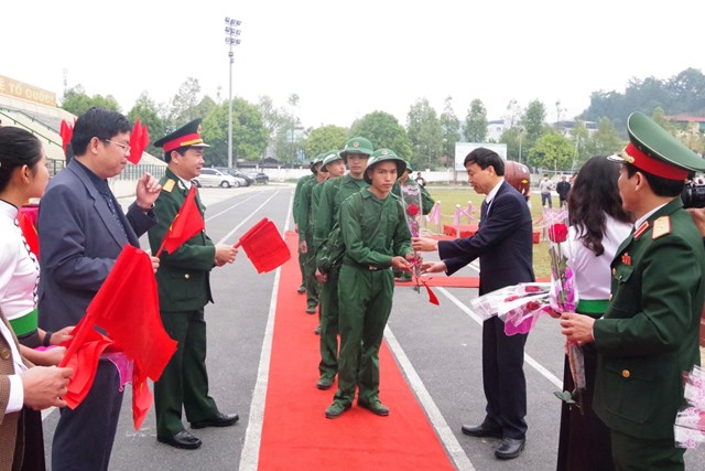 Ông Lê Văn Lương, Phó Bí thư Thường trực Tỉnh ủy Lai Châu tặng hoa chúc mừng và động viên các tân binh.