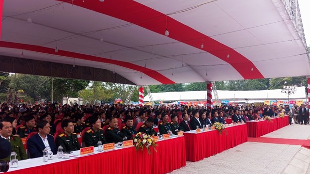 Các đại biểu tham dự lễ hội Đền Đuổm và Hội báo Xuân Giáp Thìn 2024. Ảnh: Hoàng Tuấn.