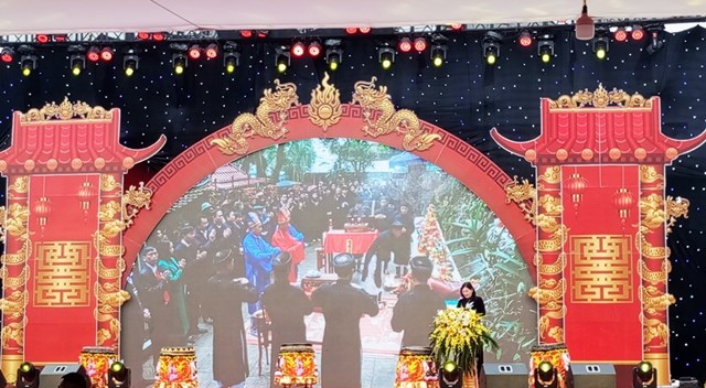 Màn trống khai hội và bài phát biểu khai mạc của bà Nguyễn Thúy Hằng - Phó Chủ tịch UBND huyện Phú Lương.