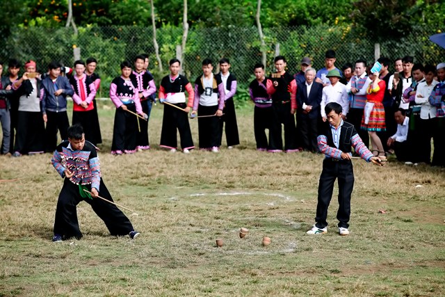 Trò chơi tu lu của dân tộc Mông một trong những trò chơi không thể thiếu trong dịp Tết. Ảnh: Nam Trứ.