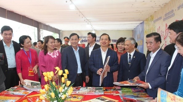 Các đại biểu tham quan gian trưng bày các ấn phẩm báo Xuân. Ảnh: Hoàng Tuấn.