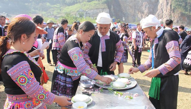 Phần thi trình bày bánh dày tại Ngày hội.