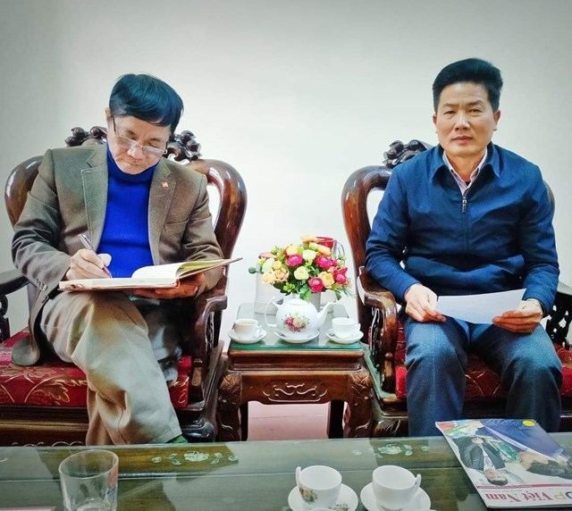 Ông Nguyễn Quang Thắng( bên phải), Bí thư Đảng ủy, Chủ tịch HĐND xã Sơn Đà 