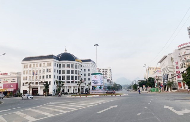 Thành phố Hòa Bình phát triển mạnh mẽ đô thị ven sông Đà.