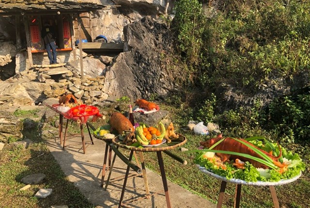 Từ sớm, người dân đã chuẩn bị lễ cúng miếu gồm gà, lợn, rượu, gạo, hoa quả... để xin phép Thành Hoàng làng tổ chức lễ hội.