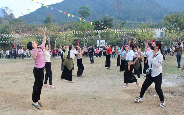 Đông đảo người dân tham trò chơi đánh yến tại Hội Xoè chiêng xã Mường Kim.