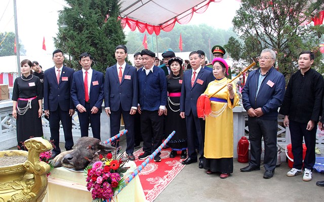 Chính quyền và nhân dân xã Thượng Bằng La dâng hương, làm lễ cúng Thần Hoàng bản thổ cầu cho mưa thuận gió hoà, mùa màng tươi tốt.