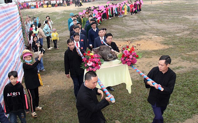 Người Tày Thượng Bằng La dâng mâm lễ cúng chính lên miếu thờ Thần Hoàng bản thổ.