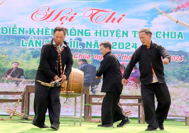 Các nghệ nhân xã Sính Phình, huyện Tủa Chùa thi biểu diễn khèn Mông.