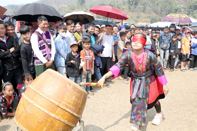  Trò chơi bịt mắt đánh trống.