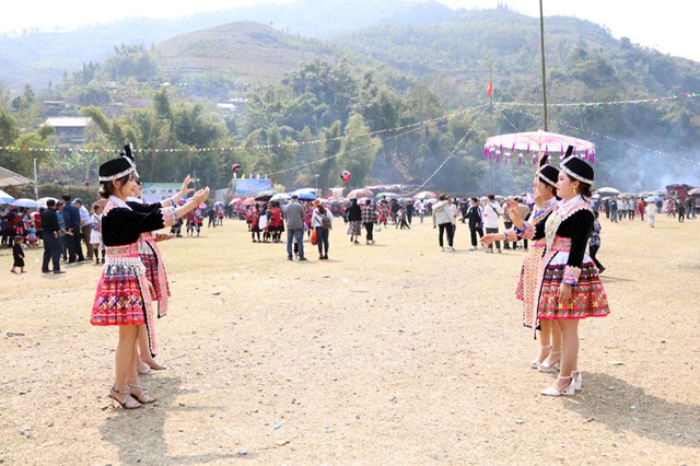 Trò chơi ném pao tại hội xuân.