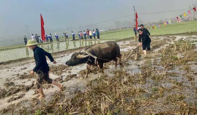 Lãnh đạo huyện Than Uyên cùng nhân dân xã Mường Cang thực hiện nghi thức cày bừa mở đầu cho một năm sản xuất mưa thuận, gió hòa.