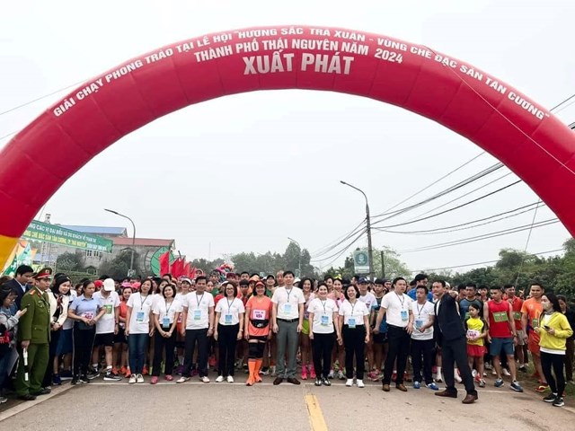 Giải chạy thu hút 1.200 vận động viên tham gia ở 2 cự ly 5km và 10km dành cho nam, nữ.