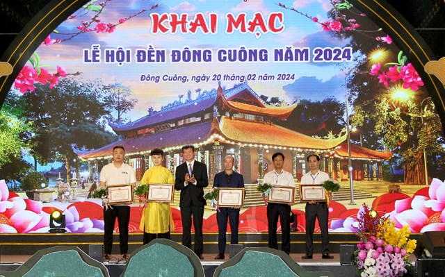 Chủ tịch UBND tỉnh Trần Huy Tuấn tặng Bằng khen cho các tập thể, cá nhân có thành tích trong công tác bảo tồn và phát huy giá trị di tích lịch sử quốc gia Đền Đông Cuông.