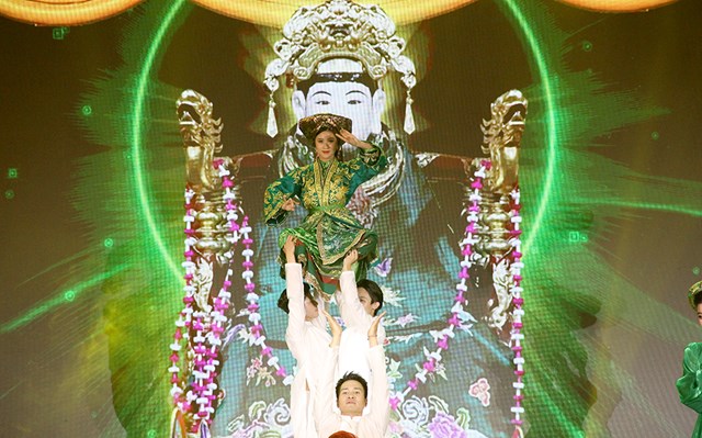 Hình ảnh Mẫu Thượng Ngàn được tái hiện trên sân khấu.