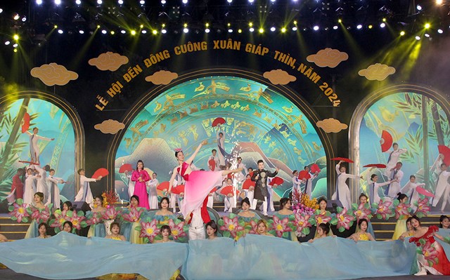Những ca khúc ca ngợi quê hương Văn Yên anh hùng được các nghệ sĩ, diễn viên thể hiện tại chương trình nghệ thuật.