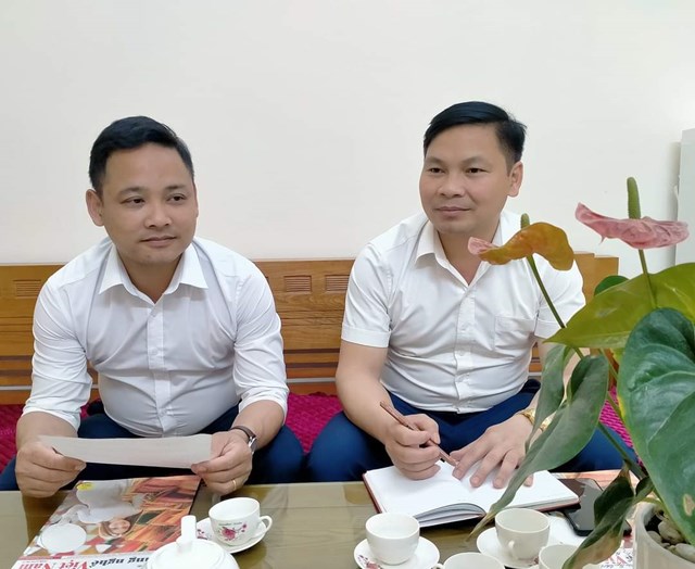 Ông Nguyễn Văn Thành (bên trái) Phó Chủ tịch UBND xã và Chủ tịch UBND xã Yên Bài. 