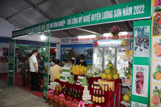 Gian hàng trưng bày các sản phẩm nông nghiệp tiêu biểu, OCOP, tiểu thủ công nghiệp, thủ công mỹ nghệ của huyện Lương Sơn trong Chương trình Hội chợ Nông nghiệp và triển lãm sản phẩm OCOP vùng Trung du, miền núi phía Bắc 2022 do tỉnh Hòa Bình tổ chức.