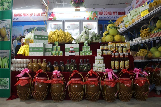 Các sản phẩm nông nghiệp, sản phẩm OCOP tiêu biểu của huyện Lương Sơn, góp phần nâng cao giá trị và thương hiệu cho từng mặt hàng con người Lương Sơn lao động, sản xuất.
