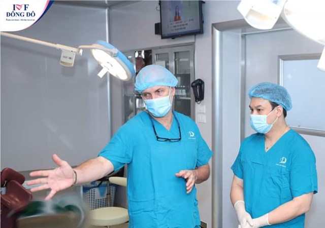 Dr. Bruno Guthauser Michel trao đổi với b&aacute;c sĩ của Trung t&acirc;m Hỗ trợ sinh sản Bệnh viện Đ&ocirc;ng Đ&ocirc;.