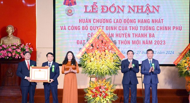 Bí thư Tỉnh ủy Phú Thọ Bùi Minh Châu tặng hoa và trao Quyết định đạt chuẩn nông thôn mới cho huyện Thanh Ba.