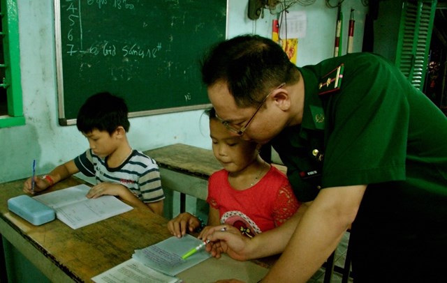 Người thầy gi&#225;o bi&#234;n ph&#242;ng thầm lặng của trẻ em ngh&#232;o Trạm Bi&#234;n ph&#242;ng Cửa khẩu cảng Ph&#250; Mỹ - Ảnh 1