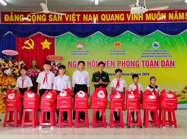 Tại Ng&agrave;y hội, C&ocirc;ng ty sản xuất tinh bột m&igrave; H&ugrave;ng Duy 8 đ&atilde; trao 50 phần qu&agrave; (mỗi phần trị gi&aacute; 500.000đ) cho gia đ&igrave;nh ch&iacute;nh s&aacute;ch, hộ c&oacute; ho&agrave;n cảnh kh&oacute; khăn v&agrave; c&aacute;c ch&aacute;u đỡ đầu trong chương tr&igrave;nh &ldquo;N&acirc;ng bước em đến trường - con nu&ocirc;i Đồn Bi&ecirc;n ph&ograve;ng&rdquo; tr&ecirc;n địa b&agrave;n.