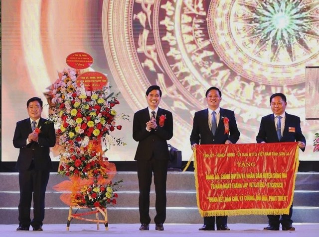 Chủ tịch UBND tỉnh trao Bức trướng của Tỉnh ủy, HĐND, UBND, Ủy ban MTTQ Việt Nam tỉnh cho Đảng bộ, chính quyền, nhân dân huyện Sông Mã.