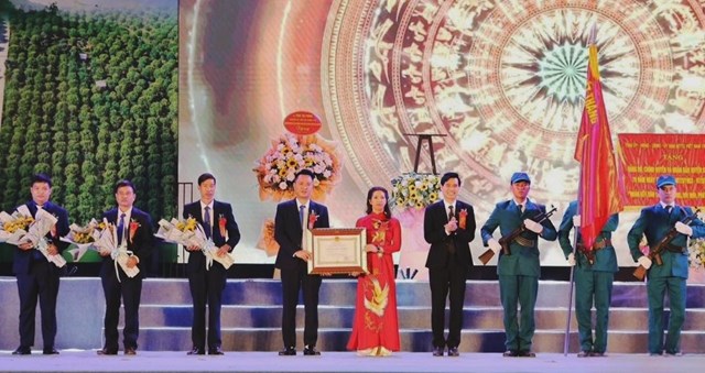 Thừa ủy quyền của Chủ tịch nước, Chủ tịch UBND tỉnh Hoàng Quốc Khánh chuyển trao Huân chương Lao động hạng Nhất cho Đảng bộ, chính quyền, nhân dân thị trấn Sông Mã.