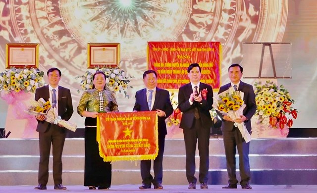 Chủ tịch UBND tỉnh tặng Cờ thi đua cho cán bộ, nhân dân huyện Sông Mã.