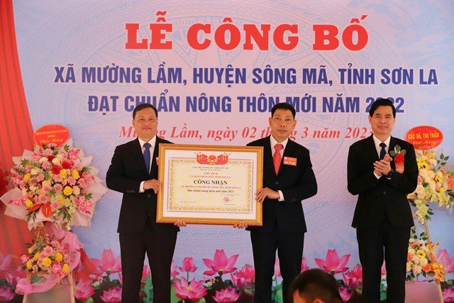 Chủ tịch Ủy ban nhân tỉnh Sơn La trao bằng công nhận xã nông thôn mới Mường Lầm.