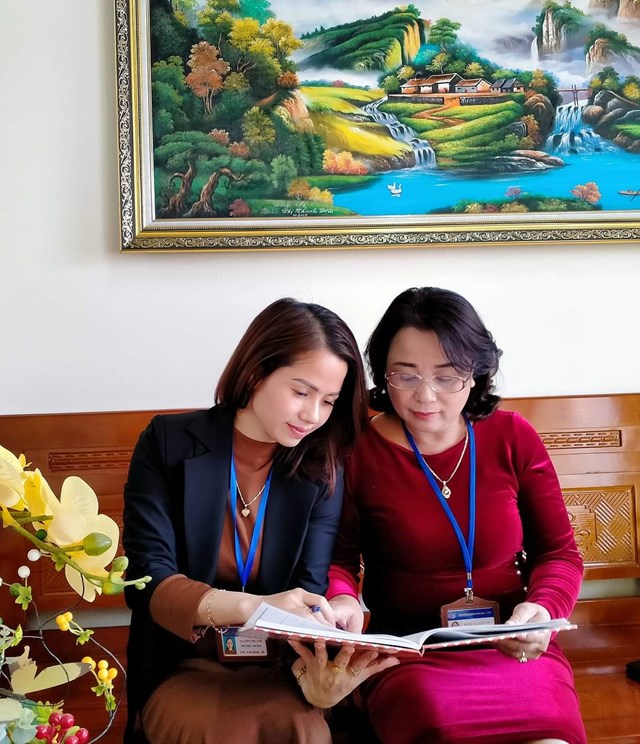 Cô giáo Đặng Thị Kim Thúy (Bên phải), Bí thư Chi bộ, Hiệu trưởng và Cô giáo Nguyễn Thị Lành, Hiệu phó nhà trường.