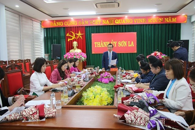 Ông Hà Trung Chiến, Bí thư Thành ủy thành phố Sơn La chủ trì cuộc họp về công tác tổ chức Lễ hội mùa hoa ban.