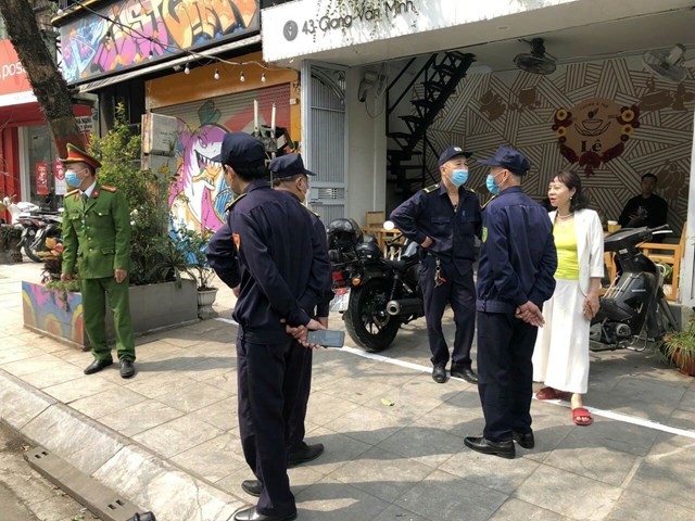 Lực lượng chức năng phường Kim Mã quyết liệt xử lý trật tự đô thị.