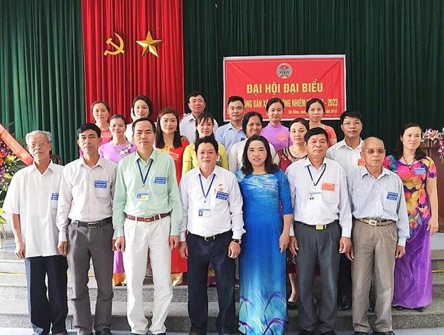 BCH Hội Nông xã Tản Hồng nhiệm kỳ 2018- 2023 và Đại diện lãnh đạo Đảng, chính quyền xã. 