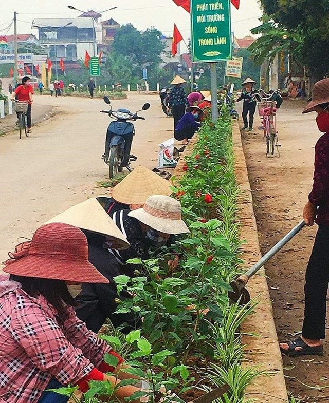 Hội viên nông dân chăm sóc tuyến đường nở hoa.