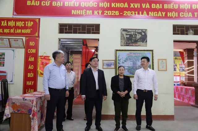 Đồng ch&iacute; Chu Văn Thắng, Chủ tịch UBND x&atilde;, Chủ tịch Ủy ban bầu cử x&atilde; Lương Sơn (ảnh ngo&agrave;i c&ugrave;ng b&ecirc;n phải) kiểm tra c&ocirc;ng t&aacute;c chuẩn bị cơ sở vật chất, tuy&ecirc;n truyền phục vụ bầu cử đại biểu Quốc hội kh&oacute;a XVI v&agrave; đại biểu HĐND c&aacute;c cấp nhiệm kỳ 2026&ndash;2031 tại địa phương, bảo đảm c&aacute;c điều kiện cho ng&agrave;y bầu cử diễn ra đ&uacute;ng quy định, an to&agrave;n v&agrave; d&acirc;n chủ.