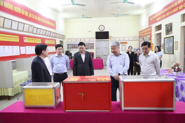 Đồng ch&iacute; Đo&agrave;n Tiến Lập - B&iacute; thư Đảng ủy x&atilde;, Trưởng BCĐ Bầu cử x&atilde; Lương Sơn (ảnh thứ 2 từ phải sang) kiểm tra c&ocirc;ng t&aacute;c chuẩn bị bầu cử tại đơn vị bầu cử số 01, khu vực bầu cử số 02.