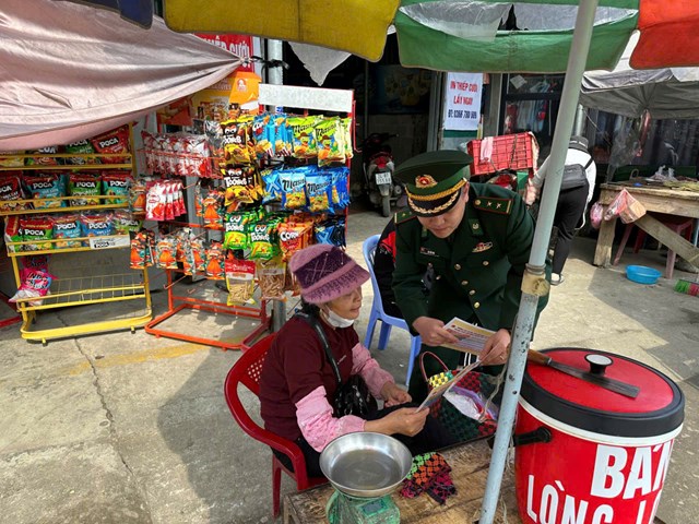 Với chức năng, nhiệm vụ của m&igrave;nh, đơn vị đ&atilde; t&iacute;ch cực tham gia c&ocirc;ng t&aacute;c tuy&ecirc;n truyền, vận động nh&acirc;n d&acirc;n khu vực bi&ecirc;n giới nắm vững &yacute; nghĩa, tầm quan trọng của cuộc bầu cử; n&acirc;ng cao nhận thức về quyền v&agrave; nghĩa vụ c&ocirc;ng d&acirc;n trong việc lựa chọn những đại biểu ti&ecirc;u biểu, xứng đ&aacute;ng đại diện cho &yacute; ch&iacute;, nguyện vọng của nh&acirc;n d&acirc;n.