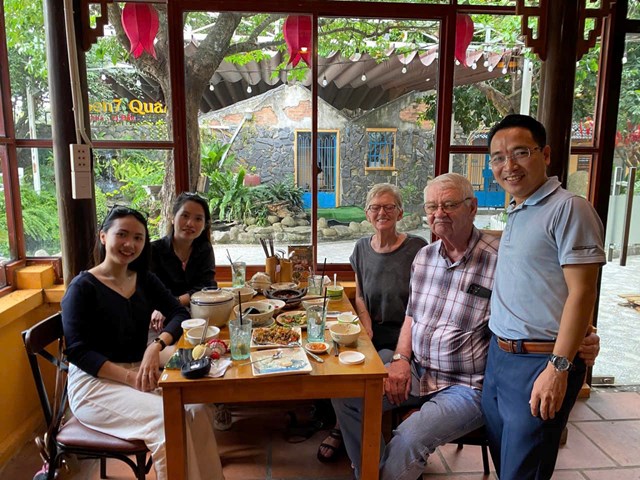 Sau nhiều năm học tập v&agrave; c&ocirc;ng t&aacute;c trong ng&agrave;nh nh&agrave; h&agrave;ng, kh&aacute;ch sạn tại nhiều quốc gia ph&aacute;t triển ng&agrave;nh dịch vụ như Singapore, Dubai.. &ocirc;ng&nbsp;B&ugrave;i Phan T&uacute; (ảnh ngo&agrave;i c&ugrave;ng b&ecirc;n phải) đ&atilde; quyết định trở về Việt Nam, lựa chọn lập nghiệp v&agrave; ph&aacute;t triển c&aacute;c sản phẩm dịch vụ tại tỉnh T&acirc;y Ninh với chuỗi thương hiệu Sen7 v&agrave; Hotel986.