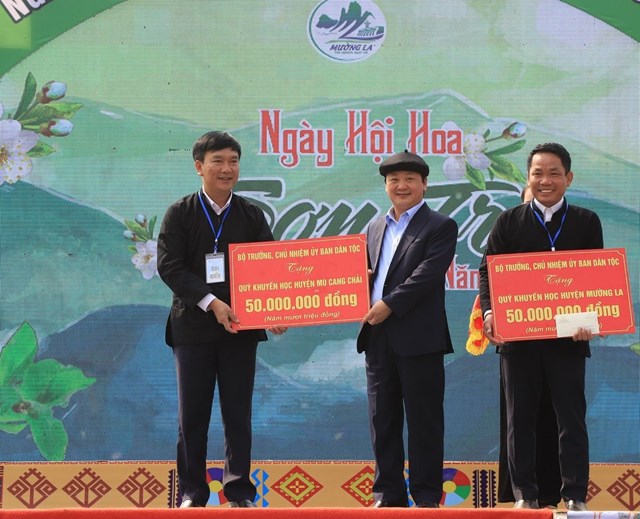 Uỷ ban Dân tộc Chính phủ ủng hộ Quỹ khuyến học hai huyện Mường La và huyện Mù Cang Chải.