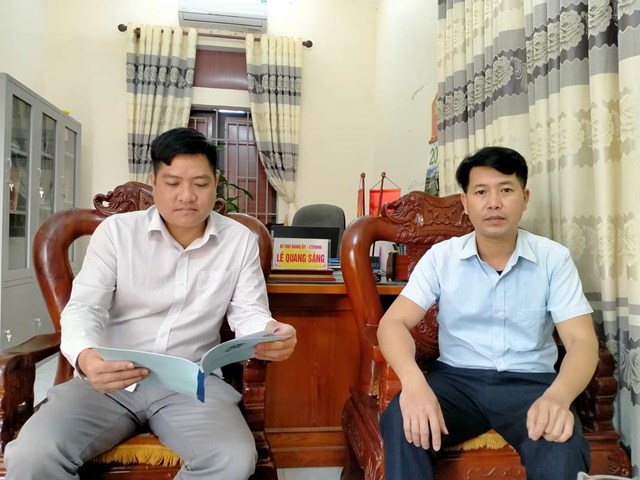  Ông Đào Hồng Long ( bên trái) Chủ tịch Hội Nông dân xã và Ông Lê Quang Sáng, Bí thư Đảng ủy, Chủ tịch HĐND xã Sơn Thủy. 
