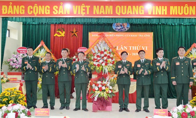Đại t&aacute; Đặng Hồng Qu&acirc;n tặng hoa ch&uacute;c mừng Ban Chấp h&agrave;nh nhiệm kỳ mới.&nbsp;