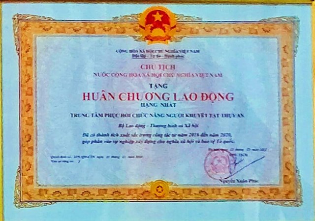 Trung tâm PHCN người khuyết tật Thụy An được Chủ tịch nước tặng thưởng Huân chương lao động hạng Nhất.