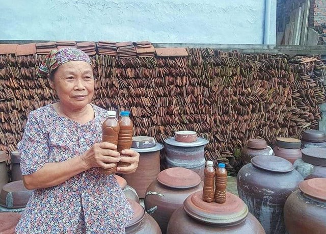 Bà Hoàng Thị Thức, Hội viên nông dân Nam An duy trì nghề làm tương truyền thống cho hiệu quả kinh tế cao.