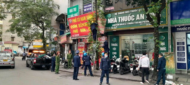 TTGT quận Ba Đình, Công An phường Liễu Giai tháo dỡ mái hiên vi phạm trật tự vỉa hè trên đường Đốc Ngữ.